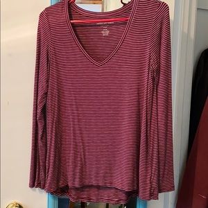 V-neck long sleeve shirt